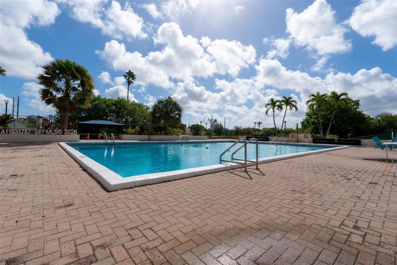 4158 Inverrary Dr, Unit 409, Lauderhill, FL 33319 Photo