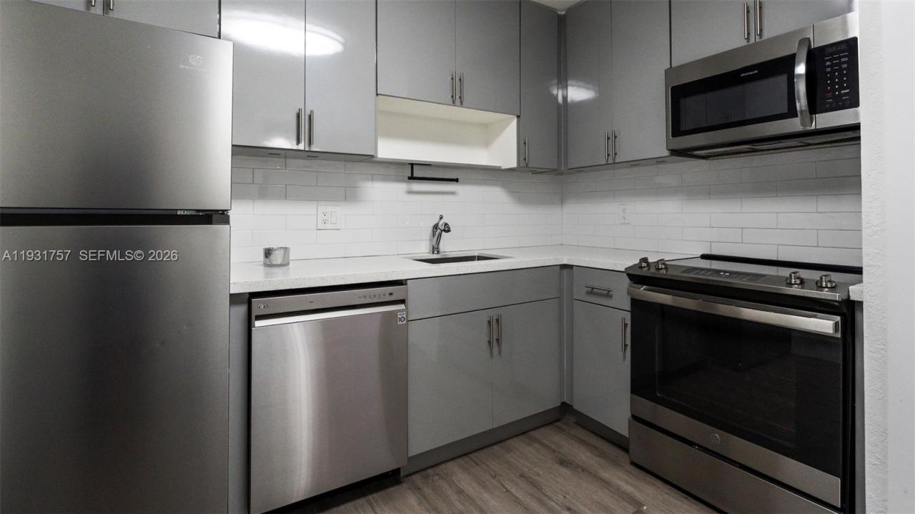 4158 Inverrary Dr, Unit 409, Lauderhill, FL 33319 Photo
