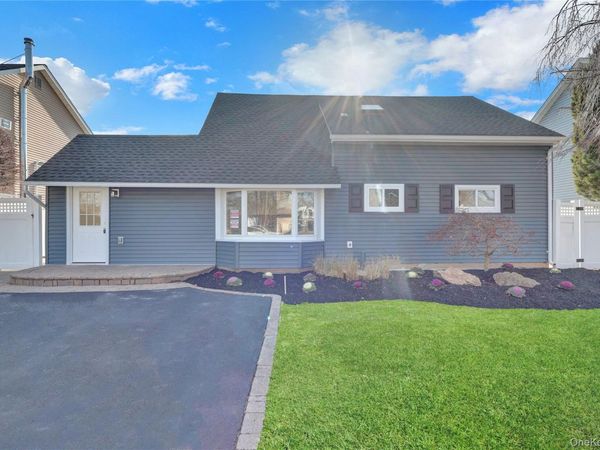 21 Piper Lane, Levittown, NY 11756