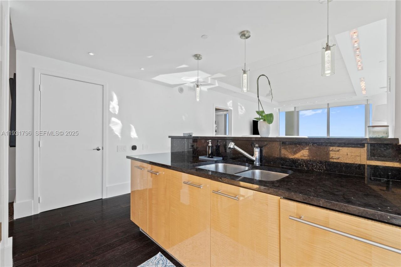 6799 Collins Ave, Unit 1005, Miami Beach, FL 33141 Photo