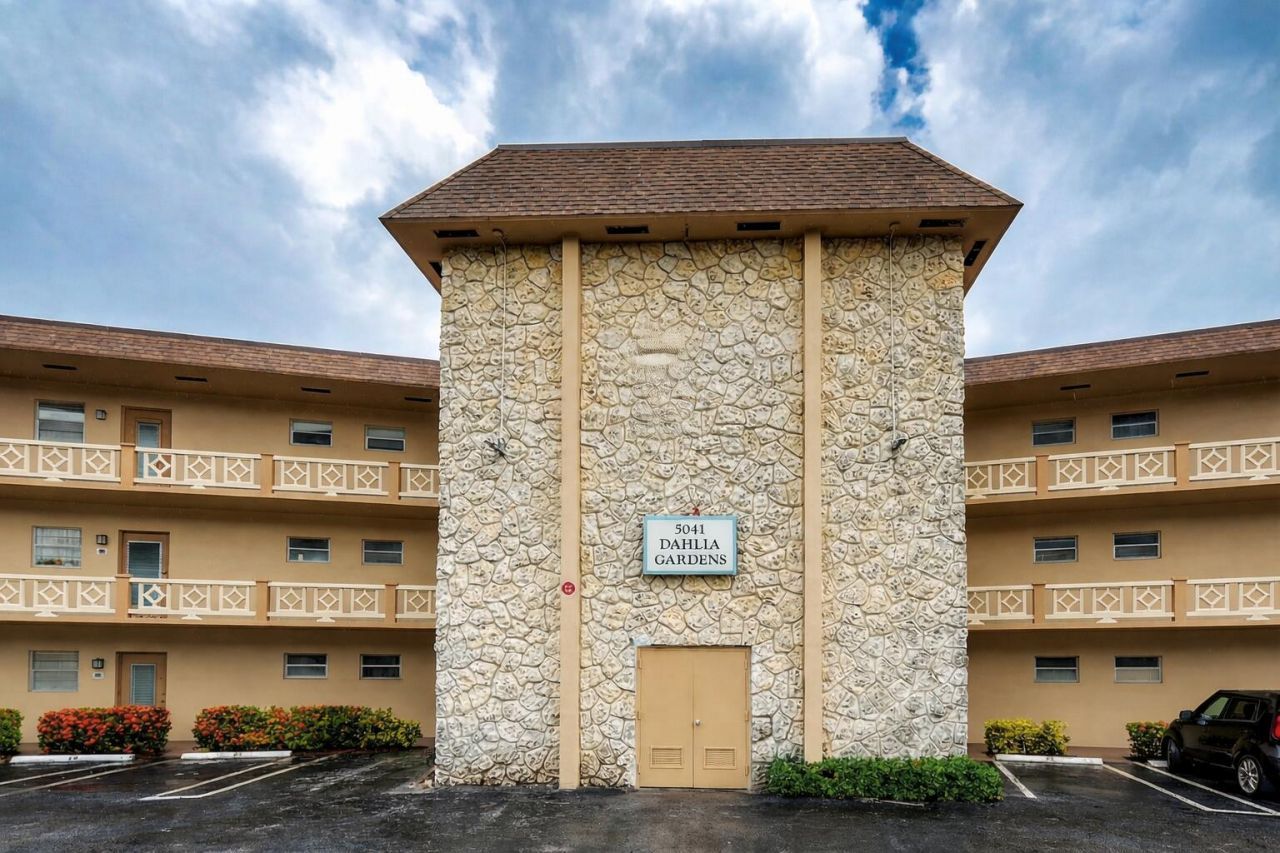 5041 W Oakland Park Boulevard, Unit 111, Lauderdale Lakes, FL 33313 Photo