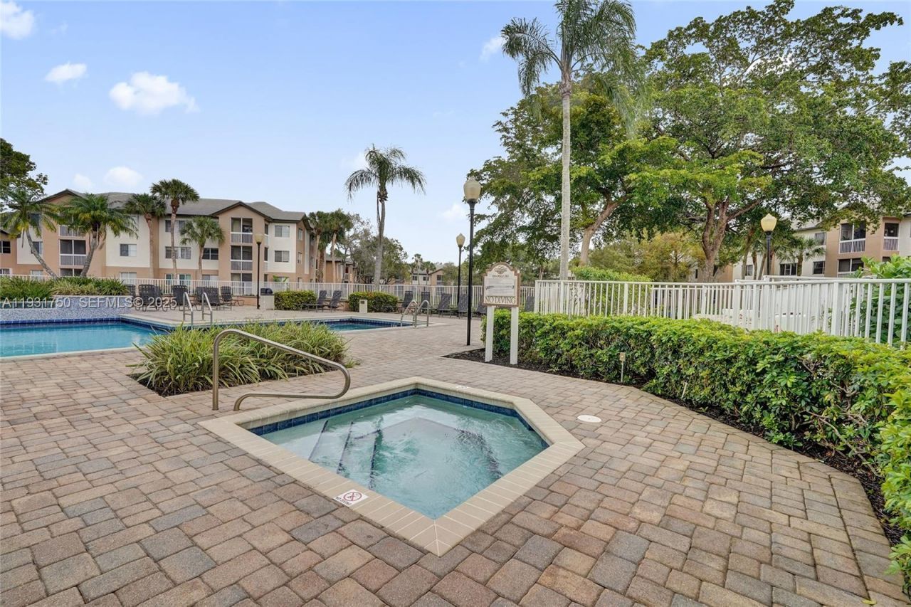 9833 Westview Dr, Unit 819, Coral Springs, FL 33076 Photo