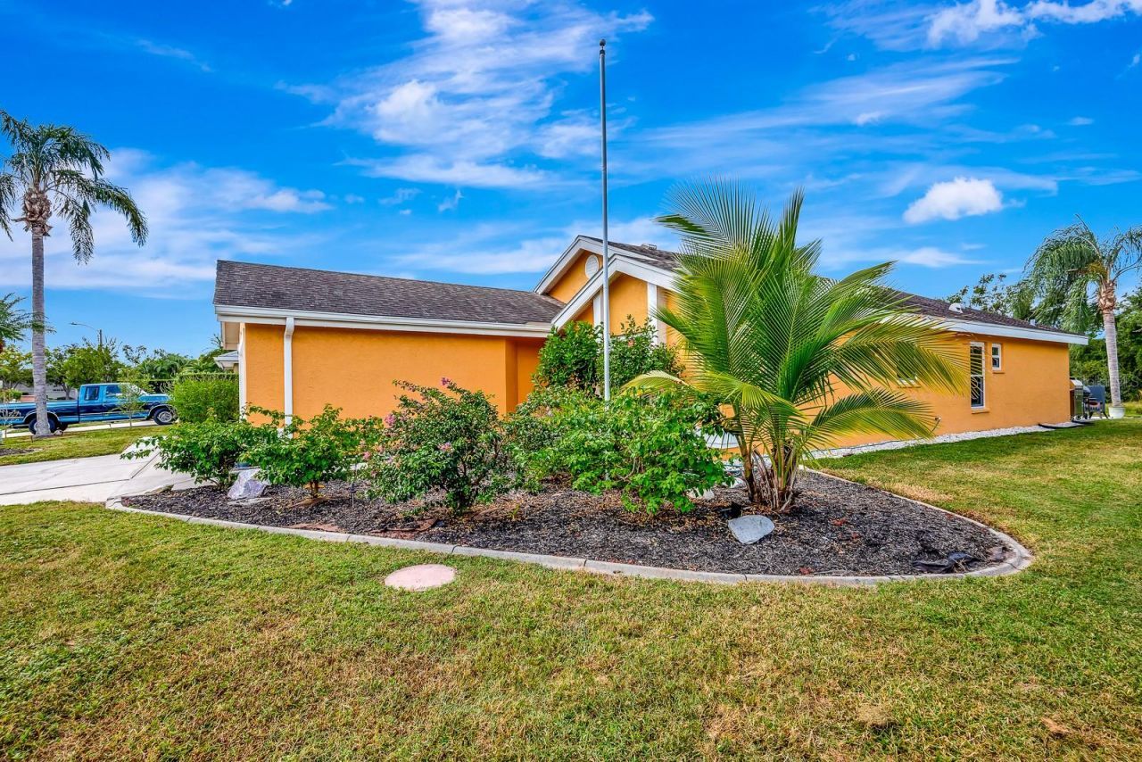 5304 72nd Street E, Bradenton, FL 34203 Photo