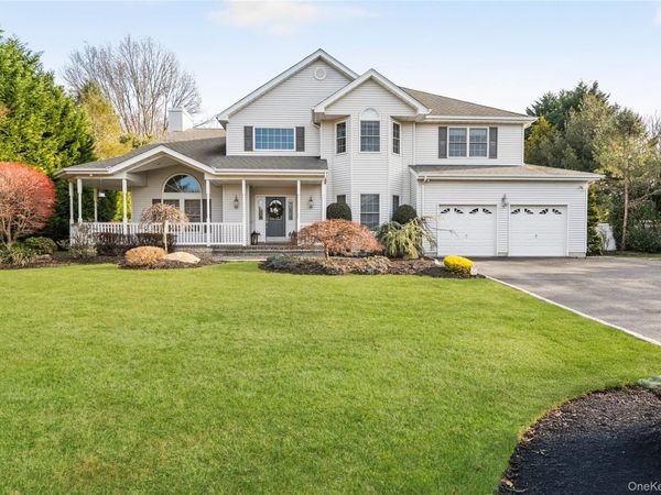 7 Park View Lane, Lake Grove, NY 11755