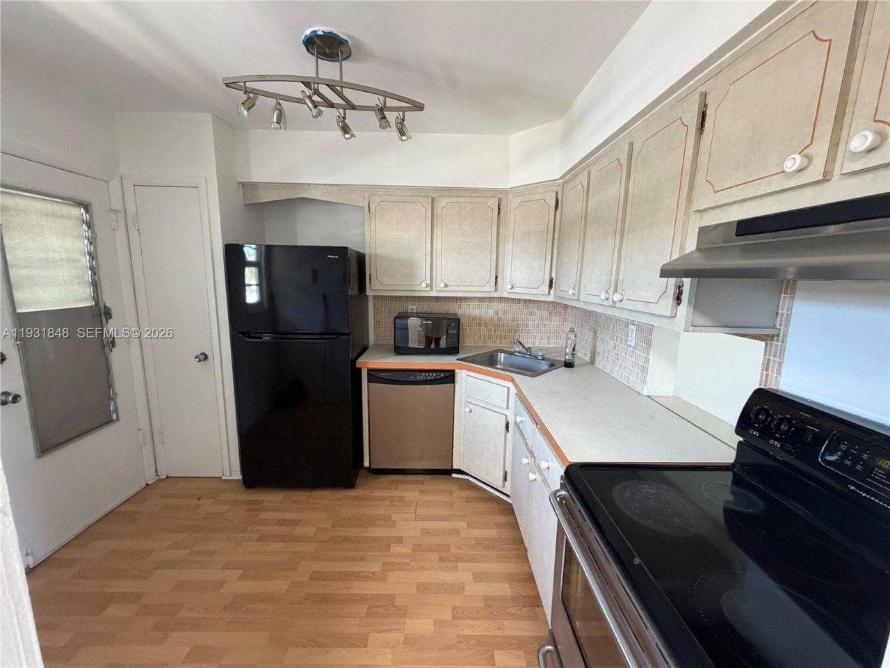 1530 NE 191st St, Unit 205, Miami, FL 33179 Photo