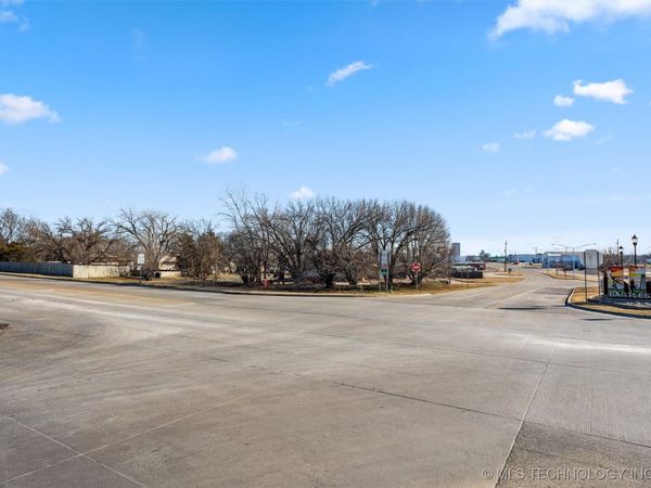 1840 SW Frank Phillips Boulevard, Bartlesville, OK 74003