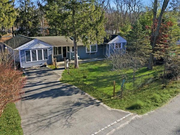 27 Forest Trail, Ridge, NY 11961