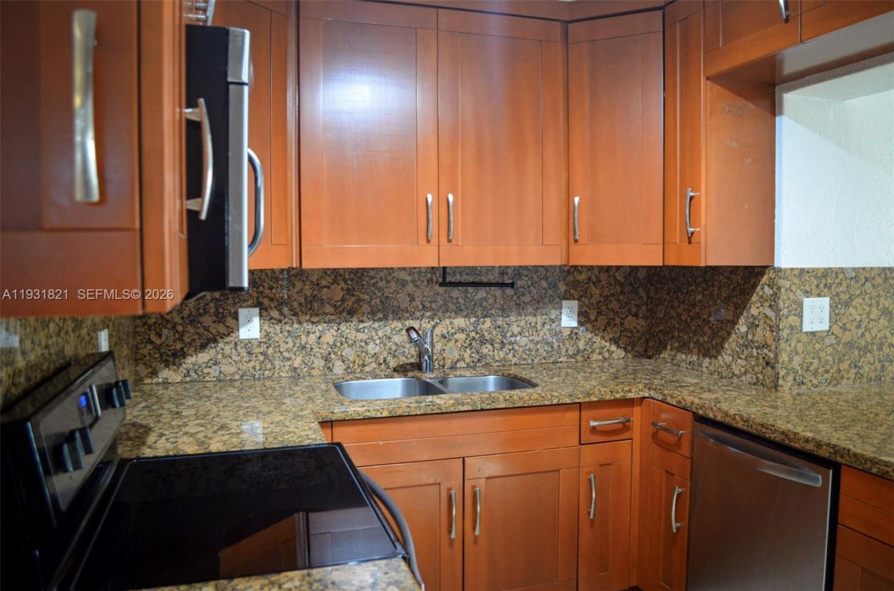 10840 Westwood Lake Dr, Miami, FL 33165 Photo