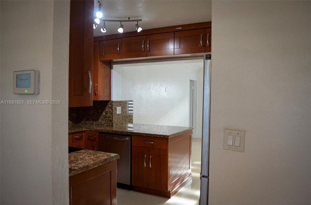 10840 Westwood Lake Dr, Miami, FL 33165 Photo