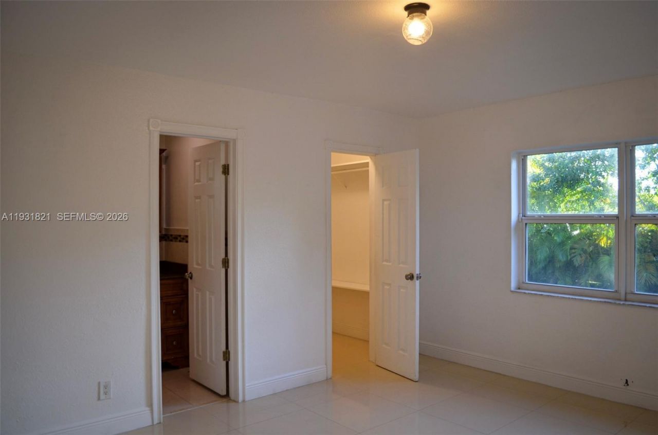 10840 Westwood Lake Dr, Miami, FL 33165 Photo