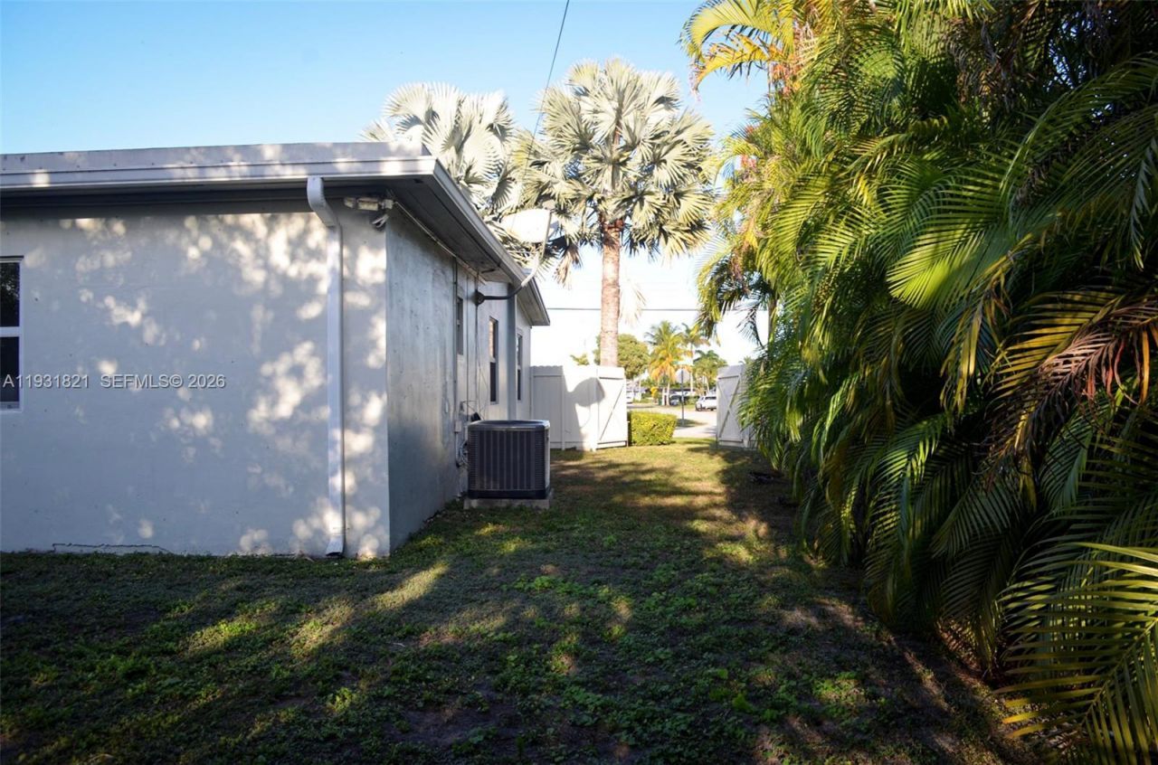 10840 Westwood Lake Dr, Miami, FL 33165 Photo