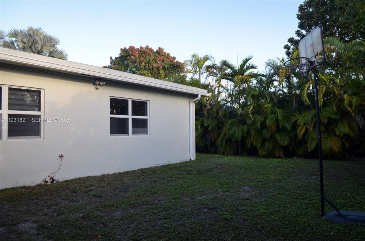 10840 Westwood Lake Dr, Miami, FL 33165 Photo