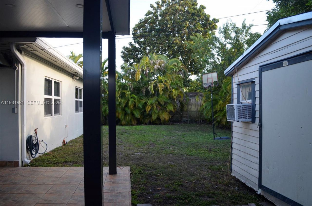 10840 Westwood Lake Dr, Miami, FL 33165 Photo