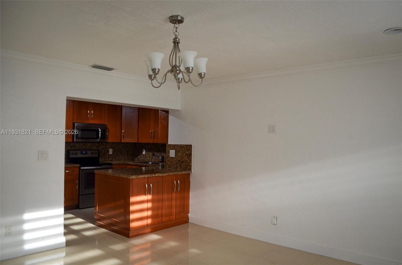 10840 Westwood Lake Dr, Miami, FL 33165 Photo