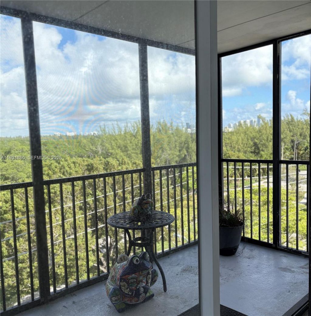 2500 NE 135th St, Unit C502, North Miami, FL 33181 Photo