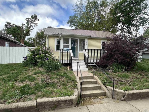 218 Center, Vermillion, SD 57069