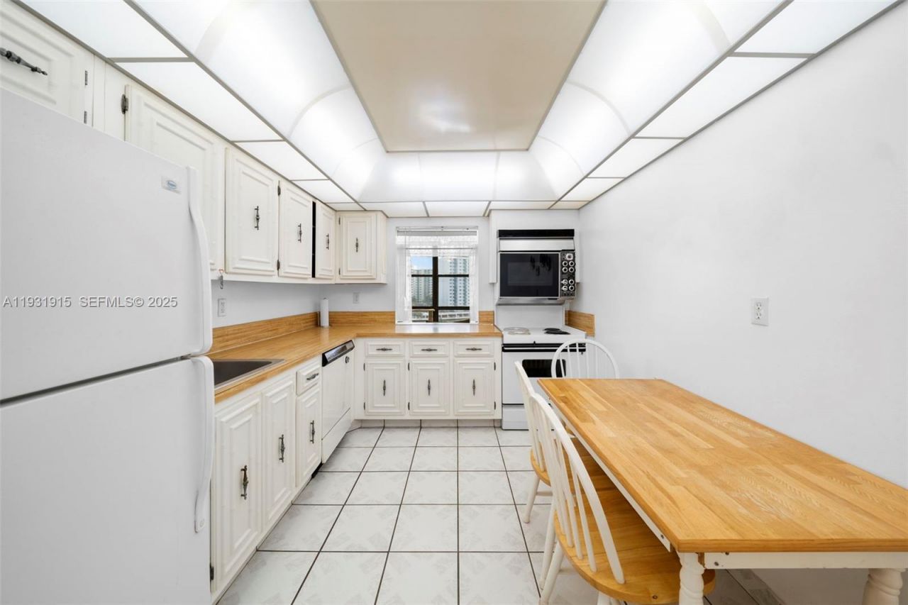 1000 Parkview Dr, Unit 828, Hallandale Beach, FL 33009 Photo