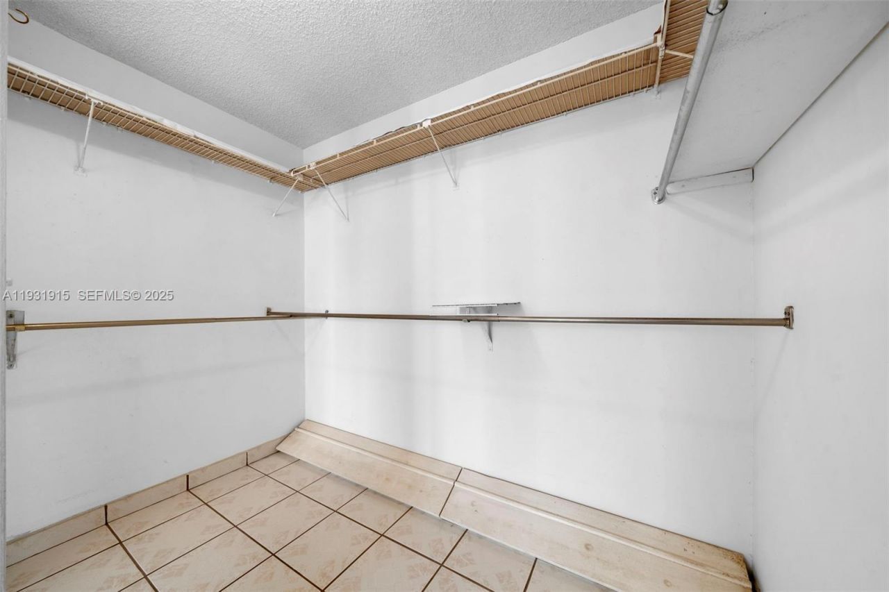 1000 Parkview Dr, Unit 828, Hallandale Beach, FL 33009 Photo