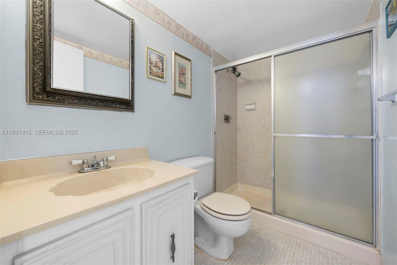 1000 Parkview Dr, Unit 828, Hallandale Beach, FL 33009 Photo