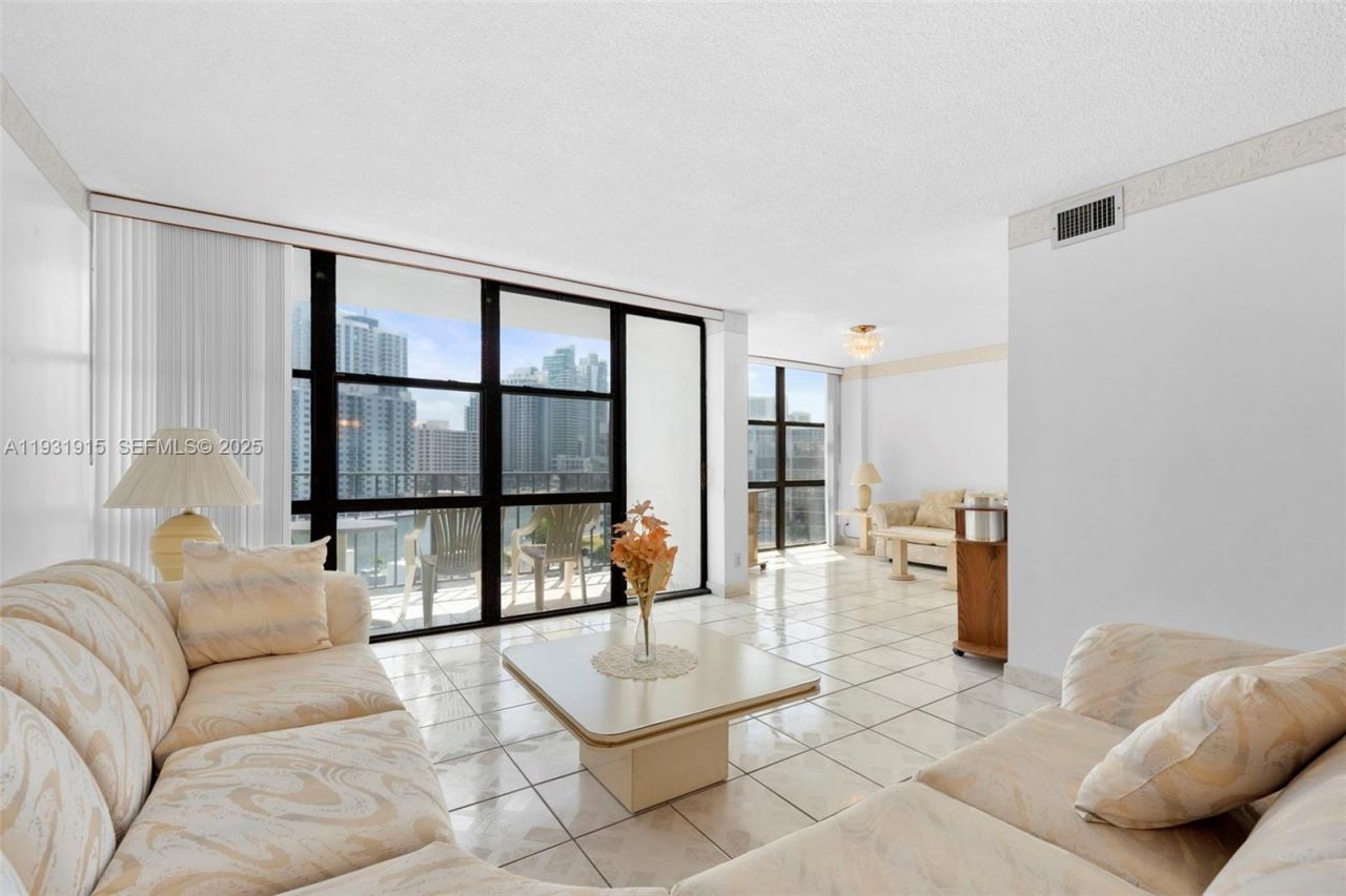 1000 Parkview Dr, Unit 828, Hallandale Beach, FL 33009 Photo