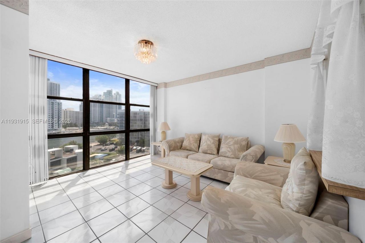 1000 Parkview Dr, Unit 828, Hallandale Beach, FL 33009 Photo