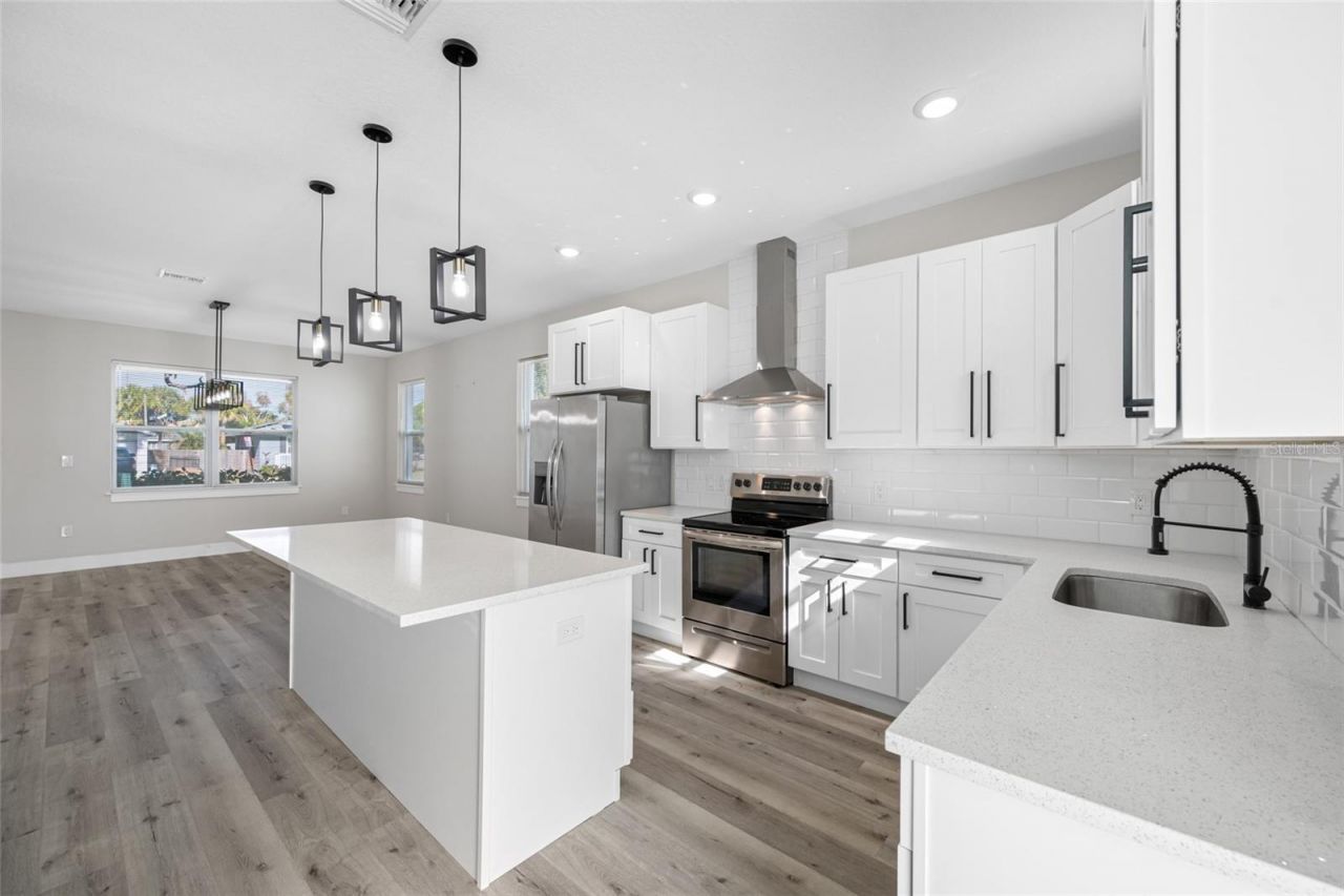 6910 Dartmouth Avenue N, Saint Petersburg, FL 33710 Photo