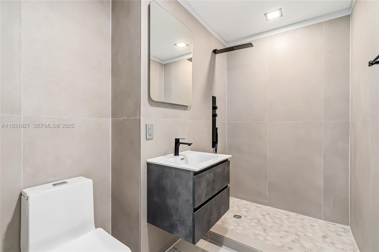 251 SW 9th Ave , Hallandale Beach, FL 33009 Photo