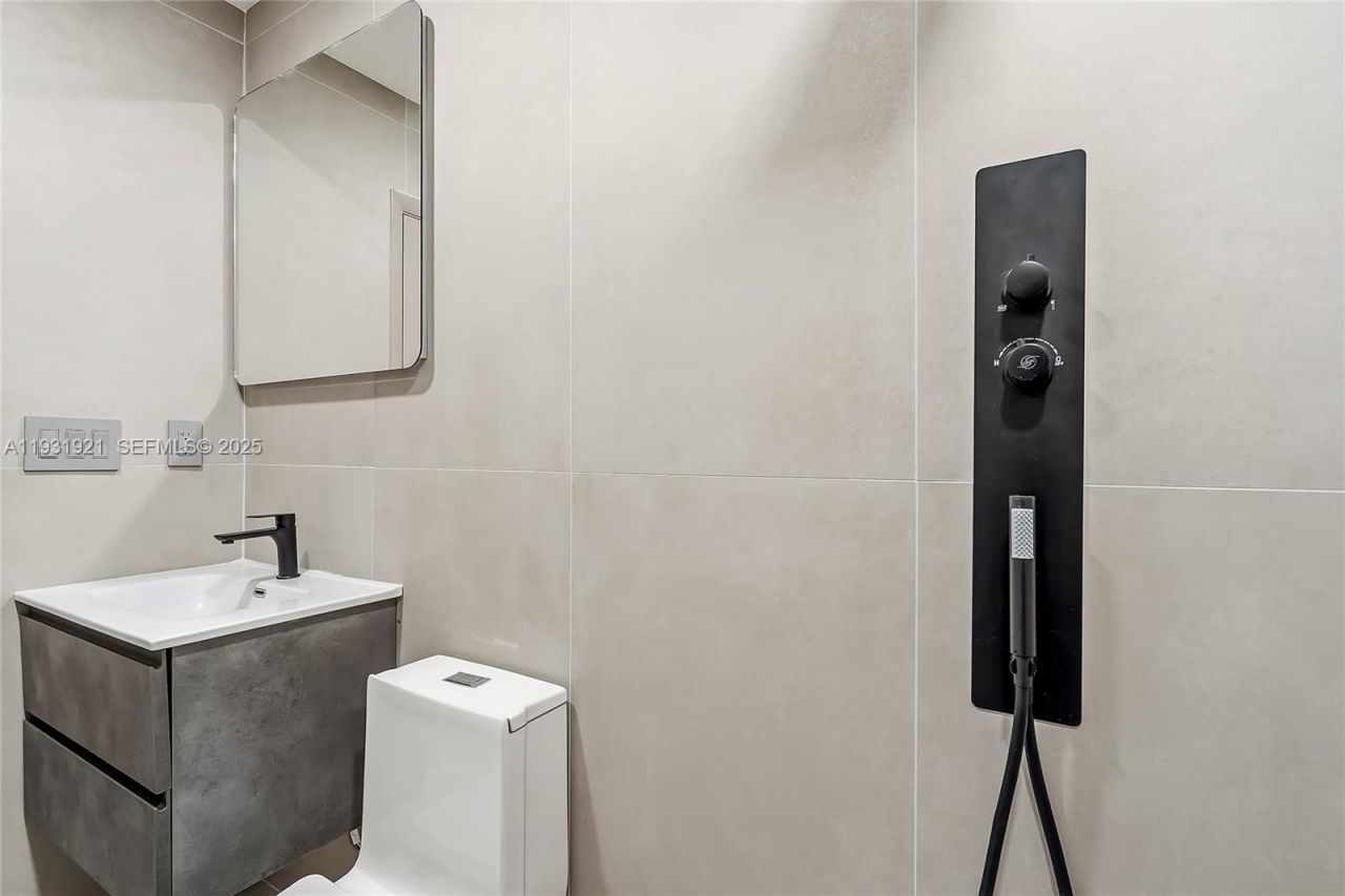 251 SW 9th Ave , Hallandale Beach, FL 33009 Photo