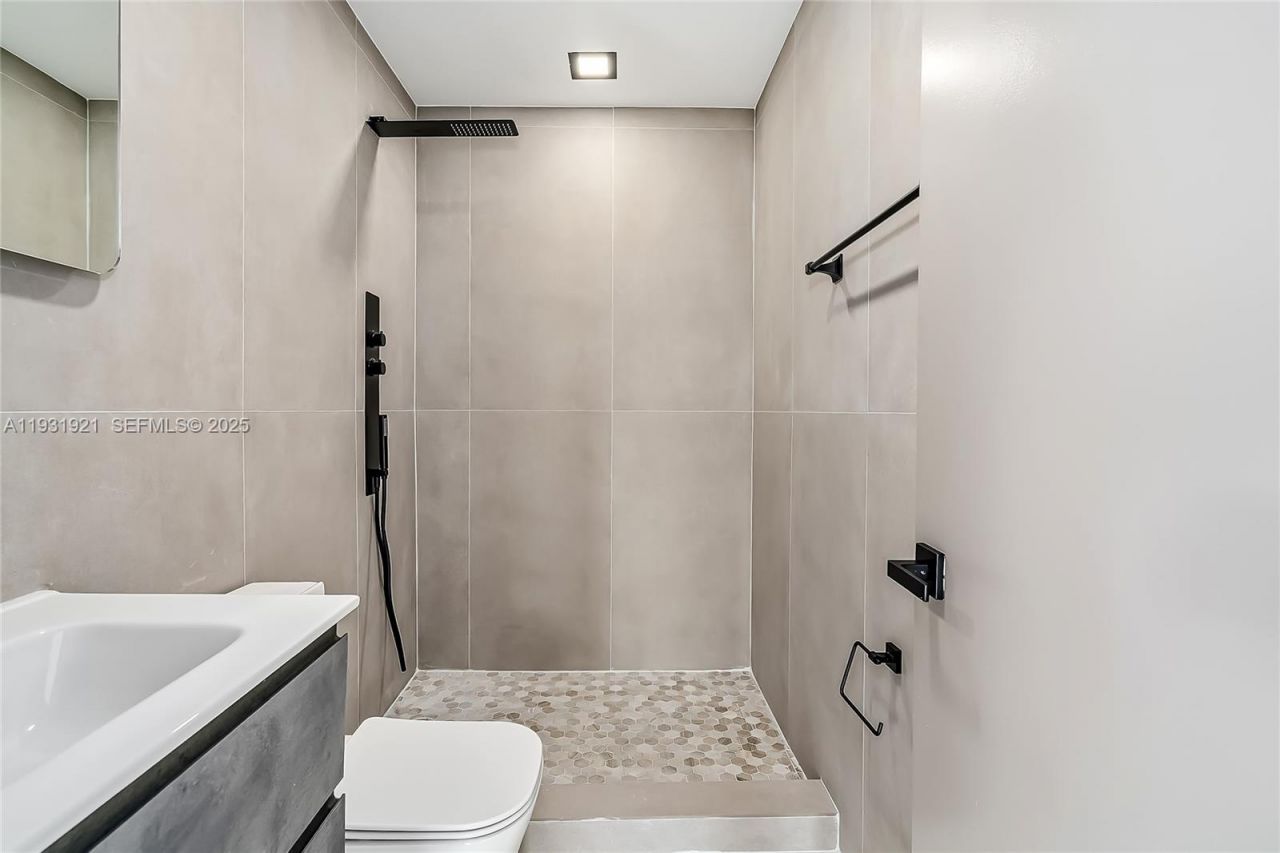 251 SW 9th Ave , Hallandale Beach, FL 33009 Photo