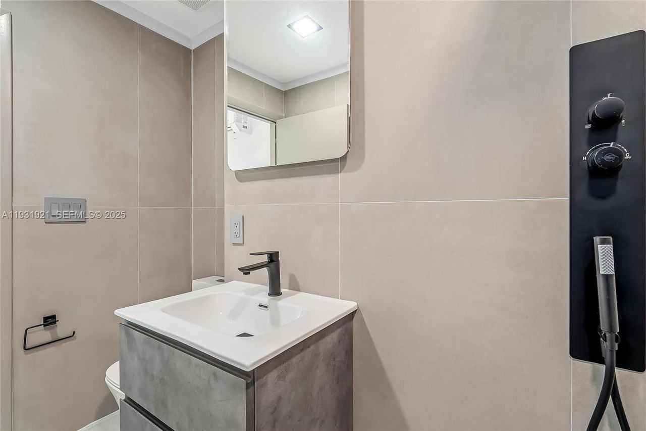 251 SW 9th Ave , Hallandale Beach, FL 33009 Photo