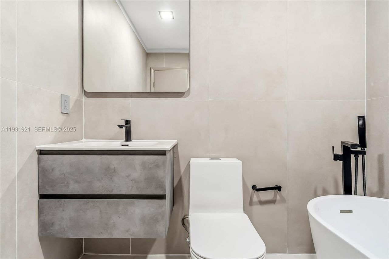 251 SW 9th Ave , Hallandale Beach, FL 33009 Photo