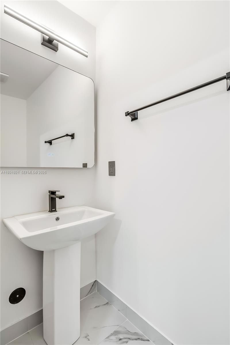 251 SW 9th Ave , Hallandale Beach, FL 33009 Photo