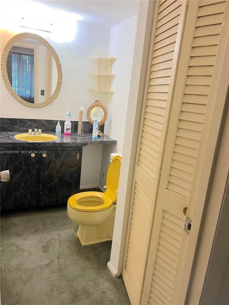 942 NE 199th St, Unit 202, Miami, FL 33179 Photo