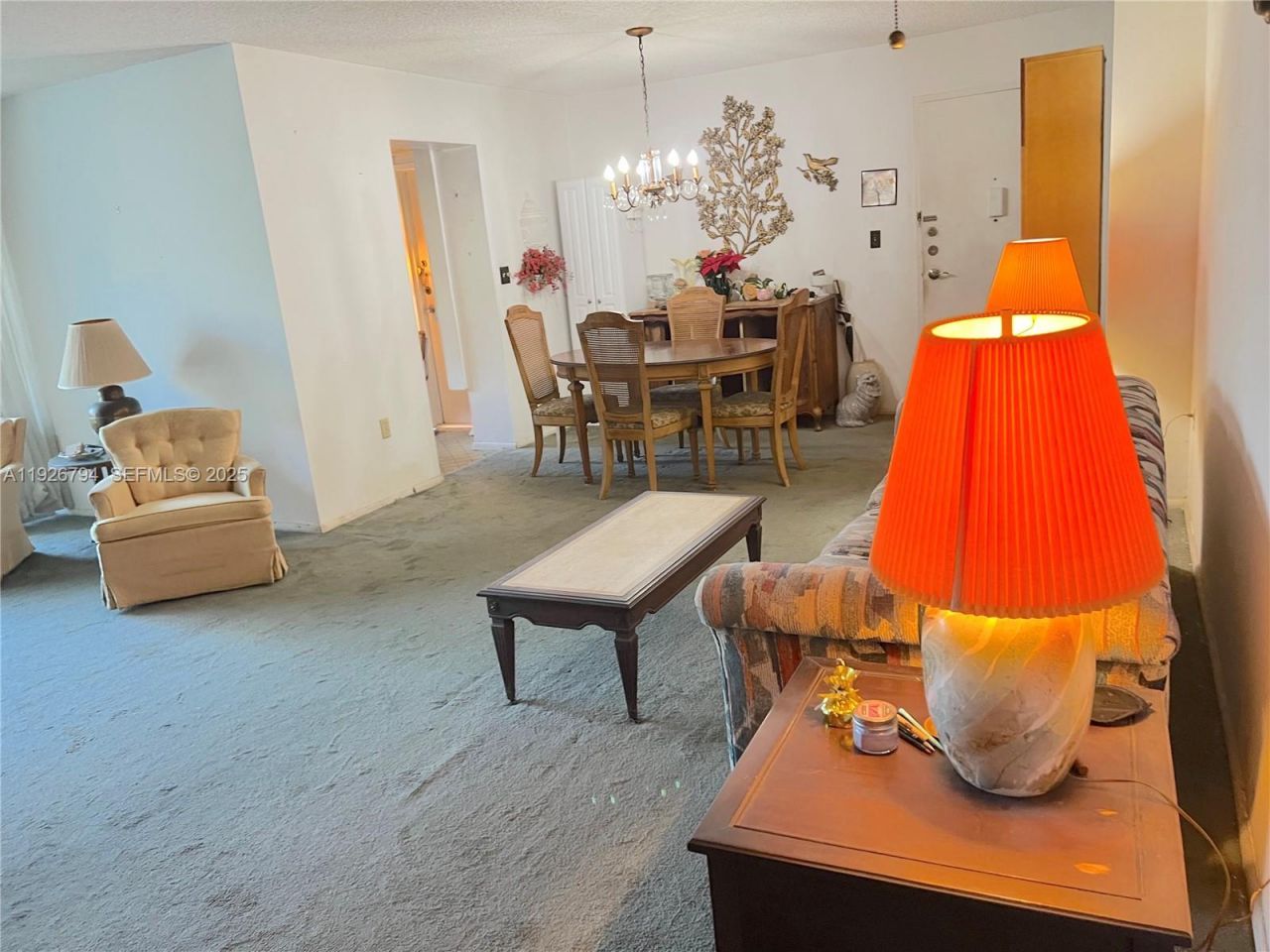 942 NE 199th St, Unit 202, Miami, FL 33179 Photo