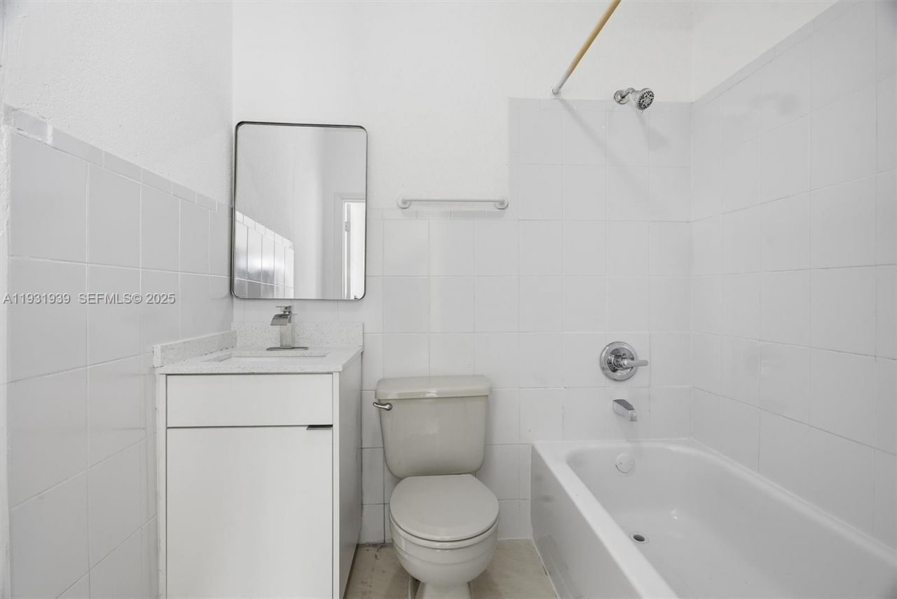 465 NE 165th St, Unit 2, Miami, FL 33162 Photo