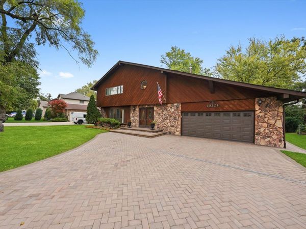 10221 S Eleanor Avenue, Palos Hills, IL 60465