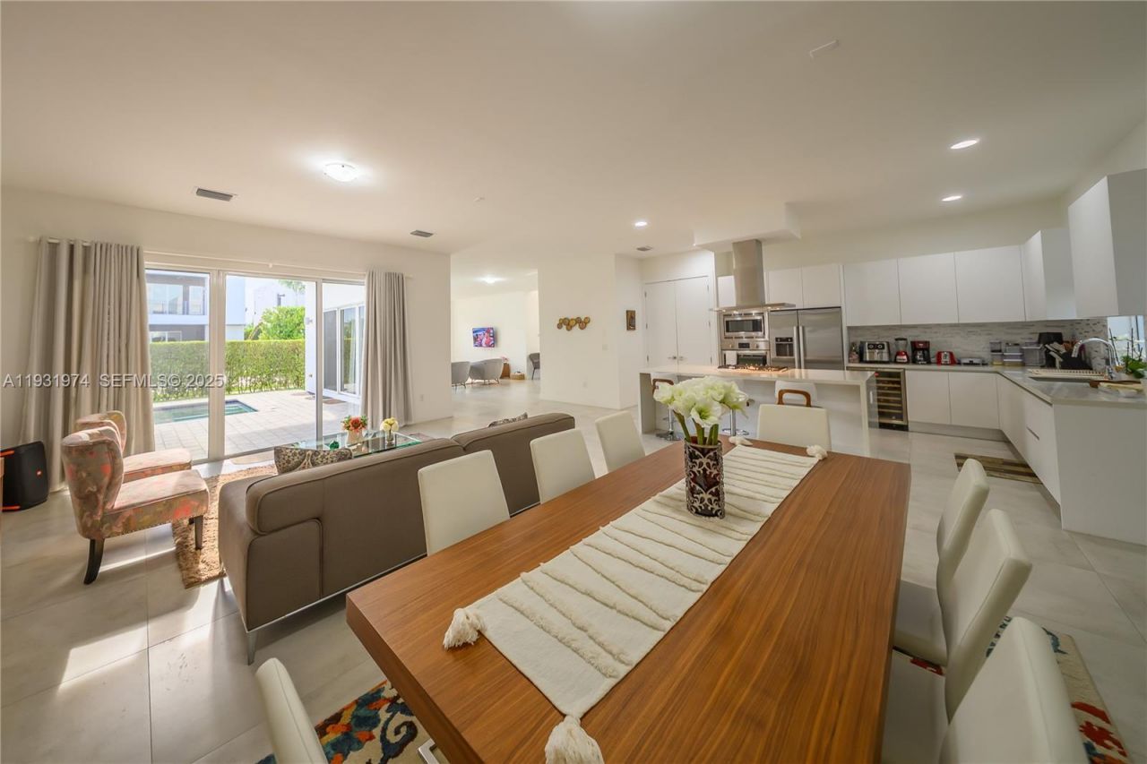 10126 NW 76th Ter, Doral, FL 33178 Photo