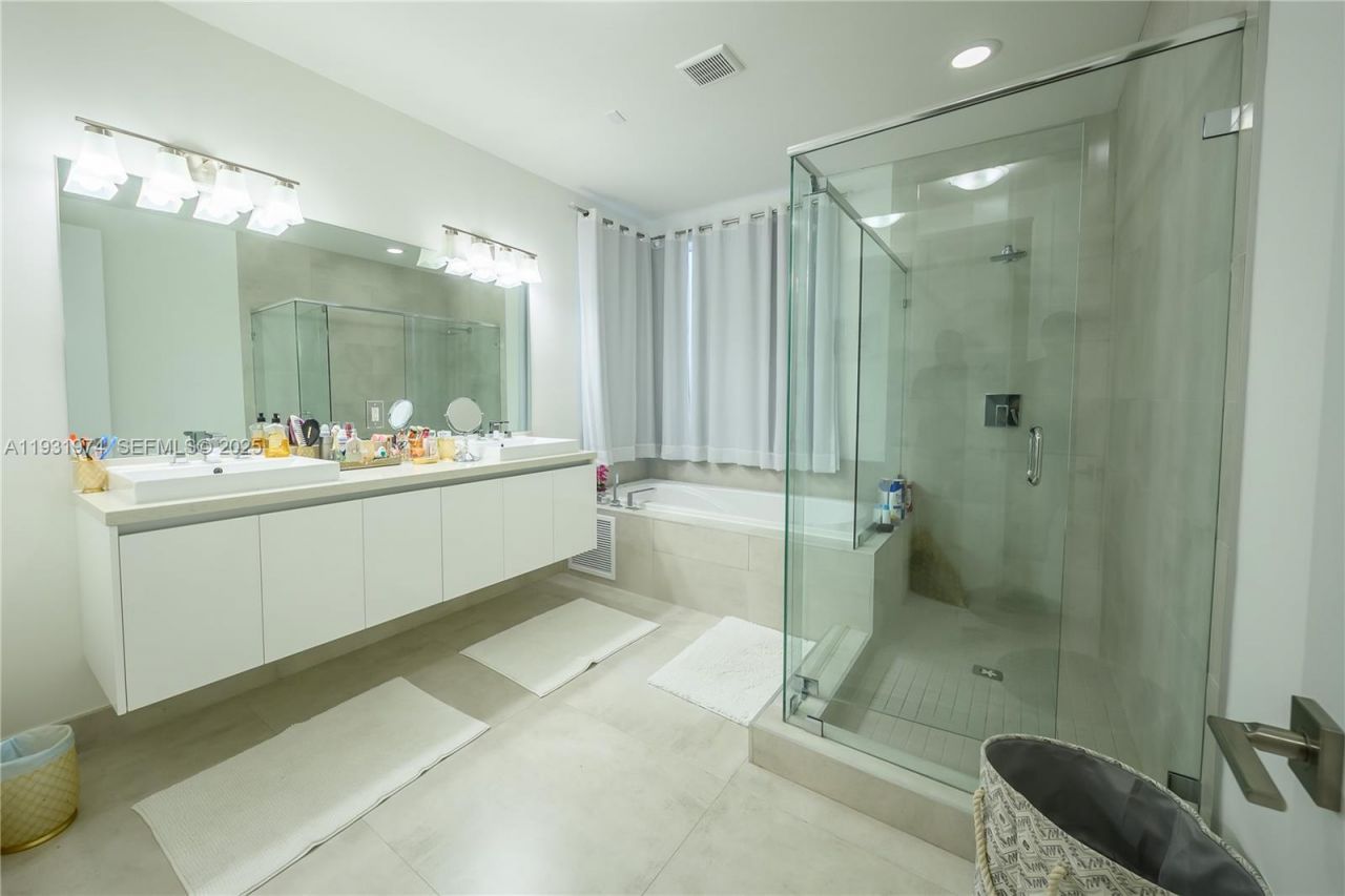 10126 NW 76th Ter, Doral, FL 33178 Photo