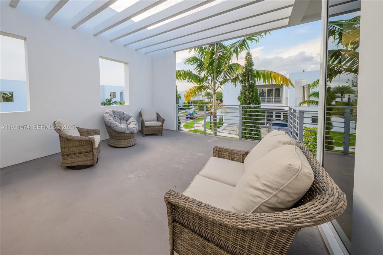 10126 NW 76th Ter, Doral, FL 33178 Photo