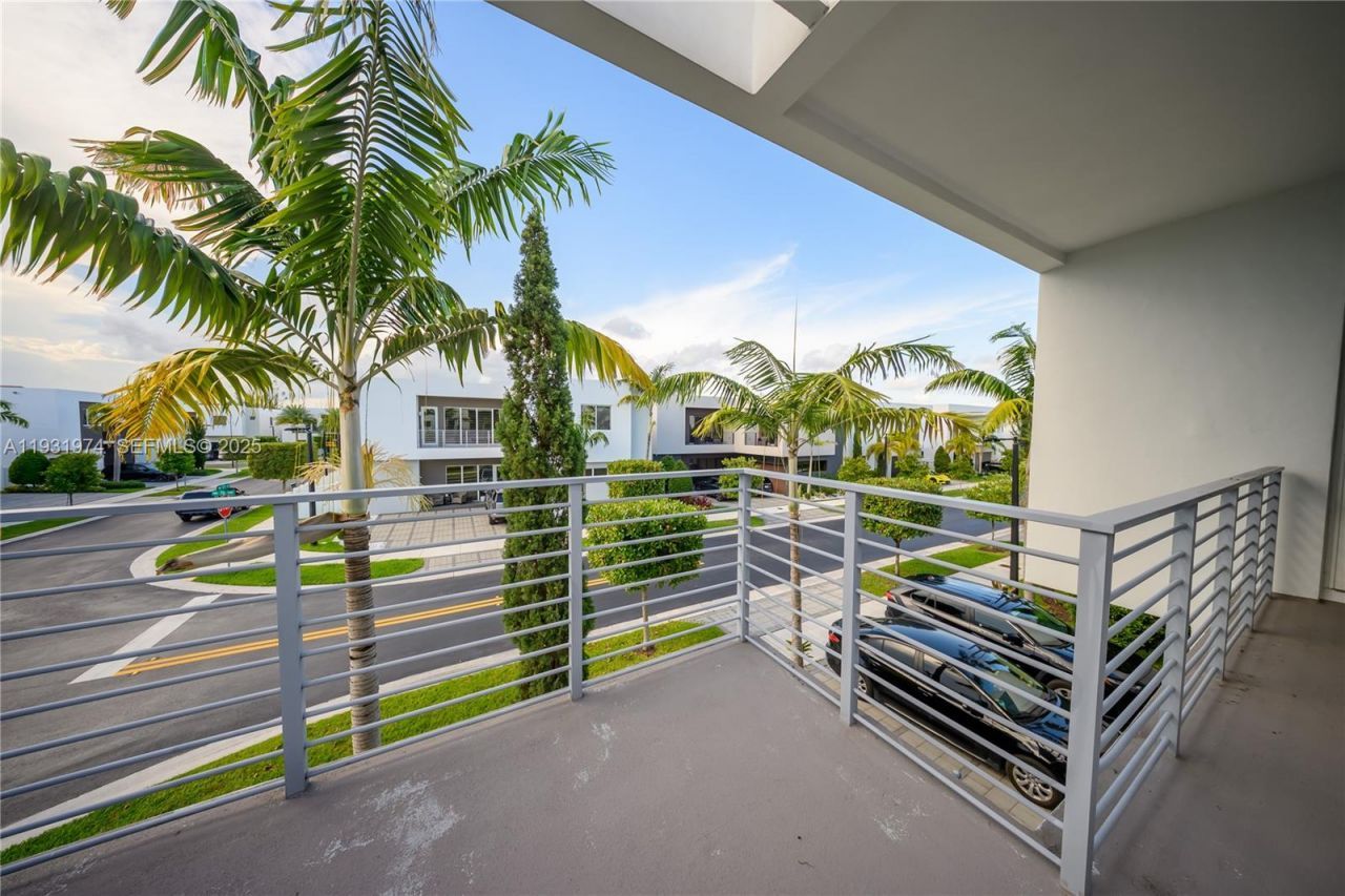 10126 NW 76th Ter, Doral, FL 33178 Photo