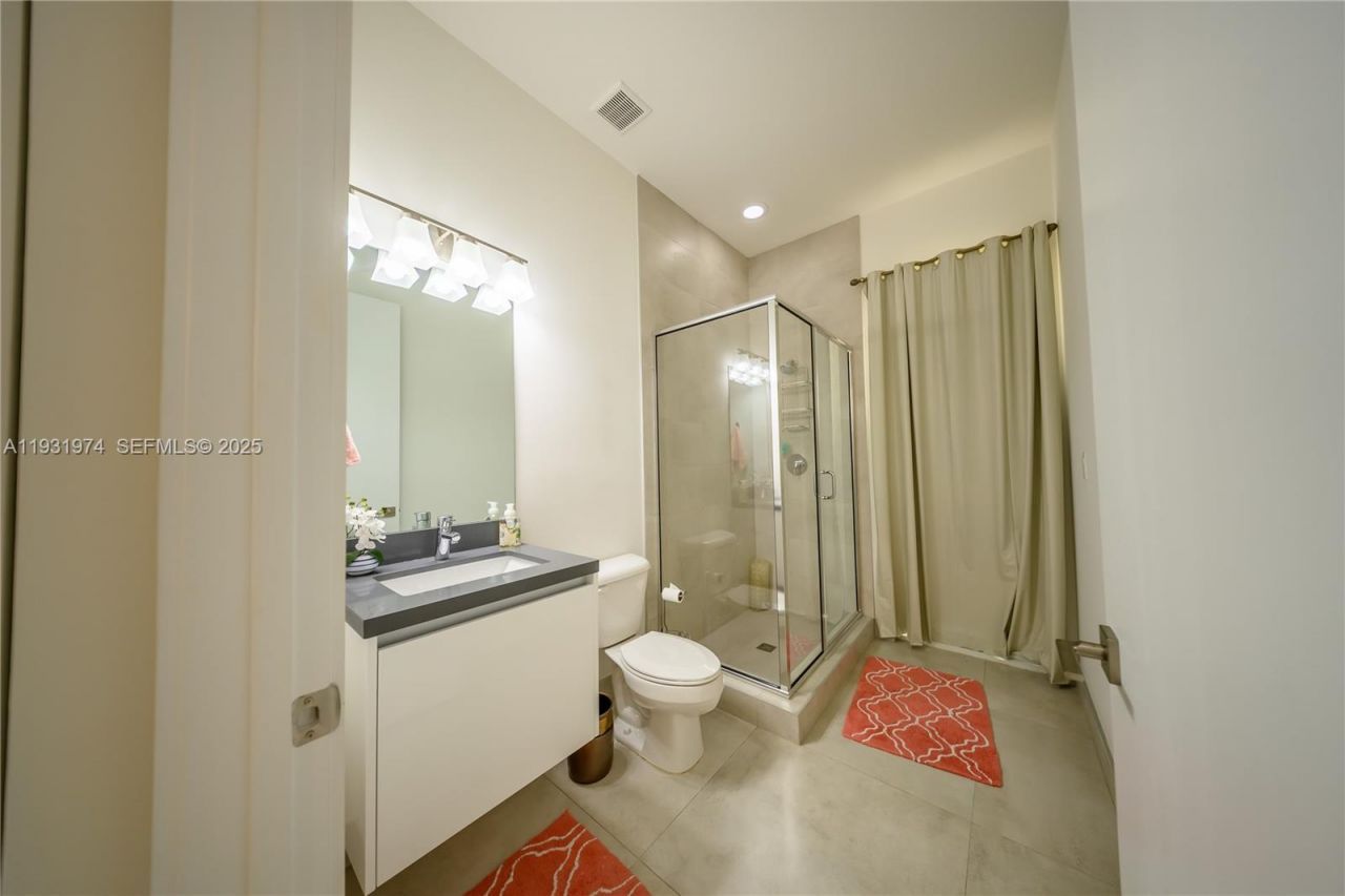 10126 NW 76th Ter, Doral, FL 33178 Photo