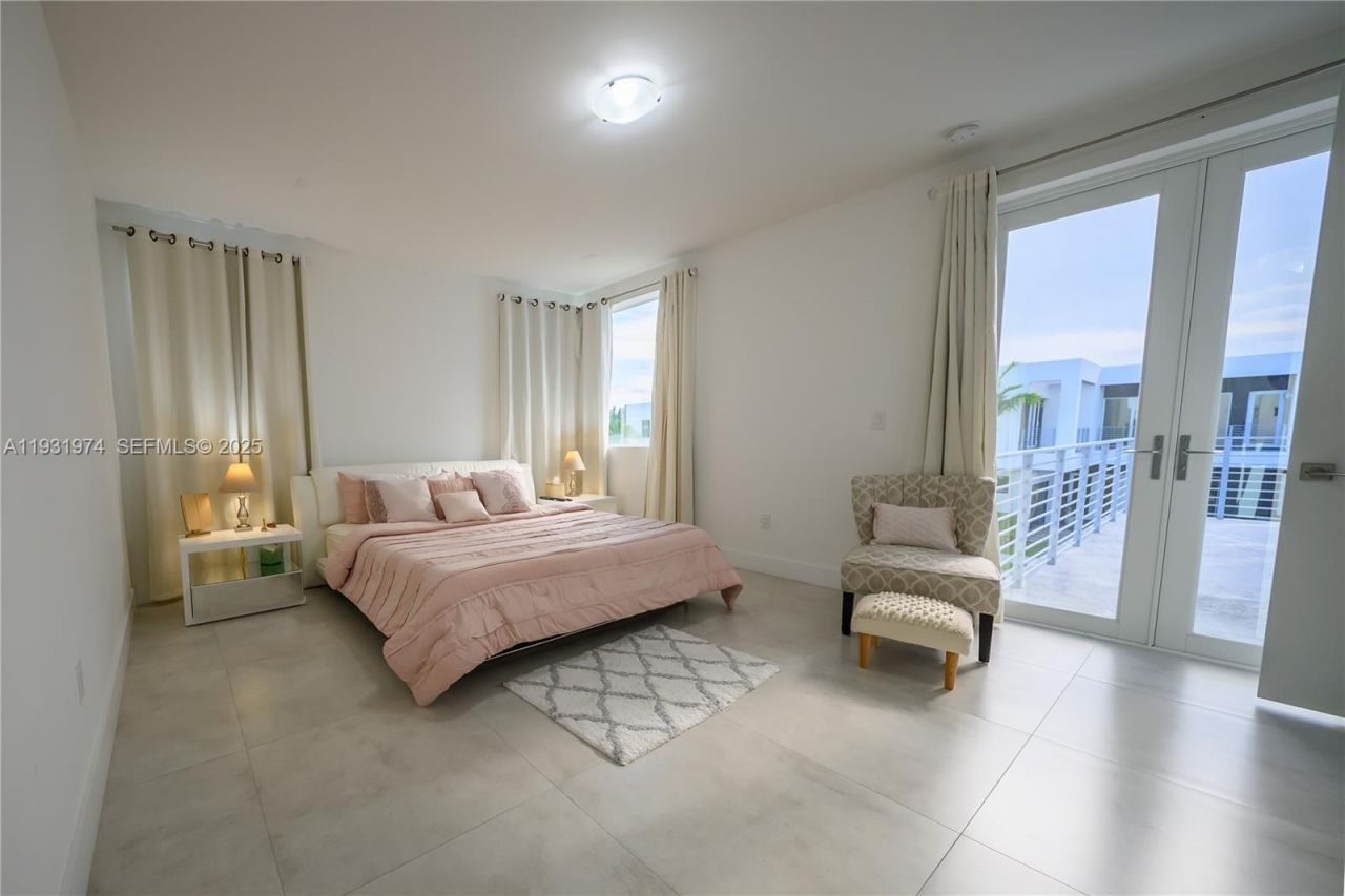 10126 NW 76th Ter, Doral, FL 33178 Photo