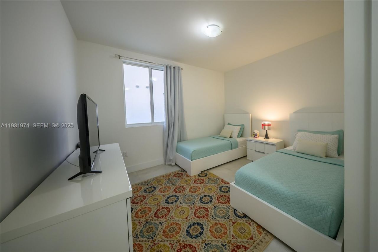 10126 NW 76th Ter, Doral, FL 33178 Photo