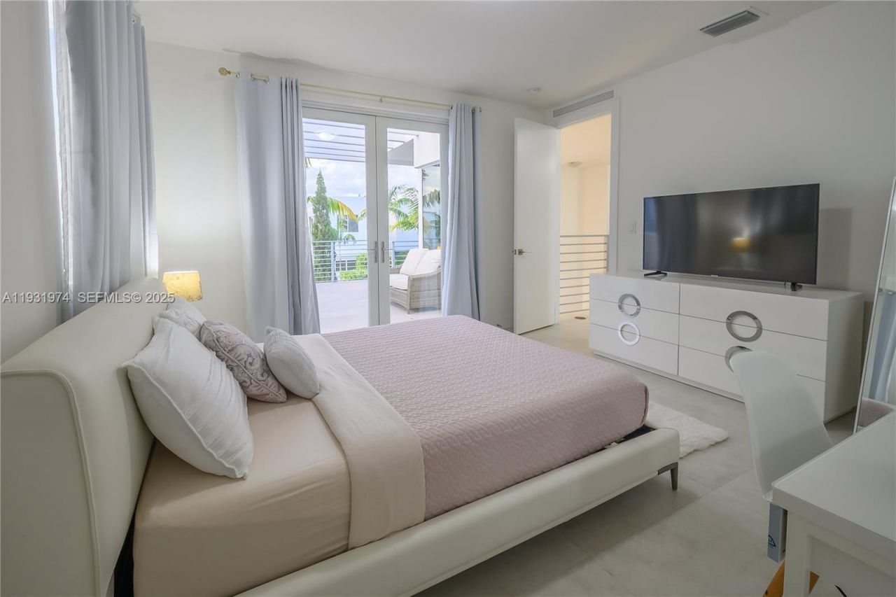 10126 NW 76th Ter, Doral, FL 33178 Photo