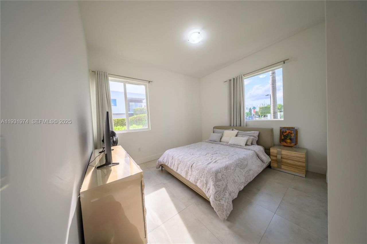 10126 NW 76th Ter, Doral, FL 33178 Photo