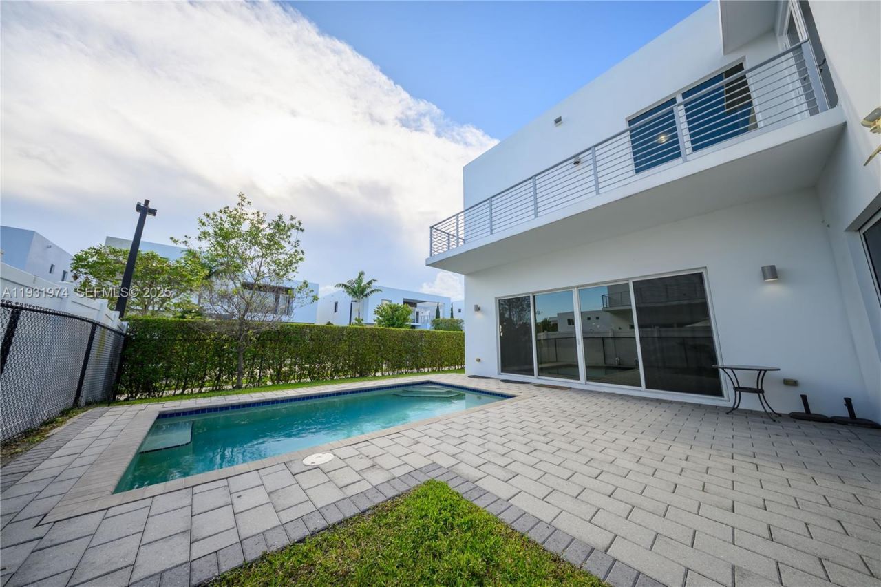 10126 NW 76th Ter, Doral, FL 33178 Photo