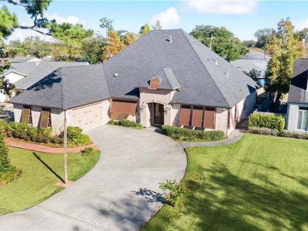 131 COLONIAL CLUB Drive, Harahan, LA 70123