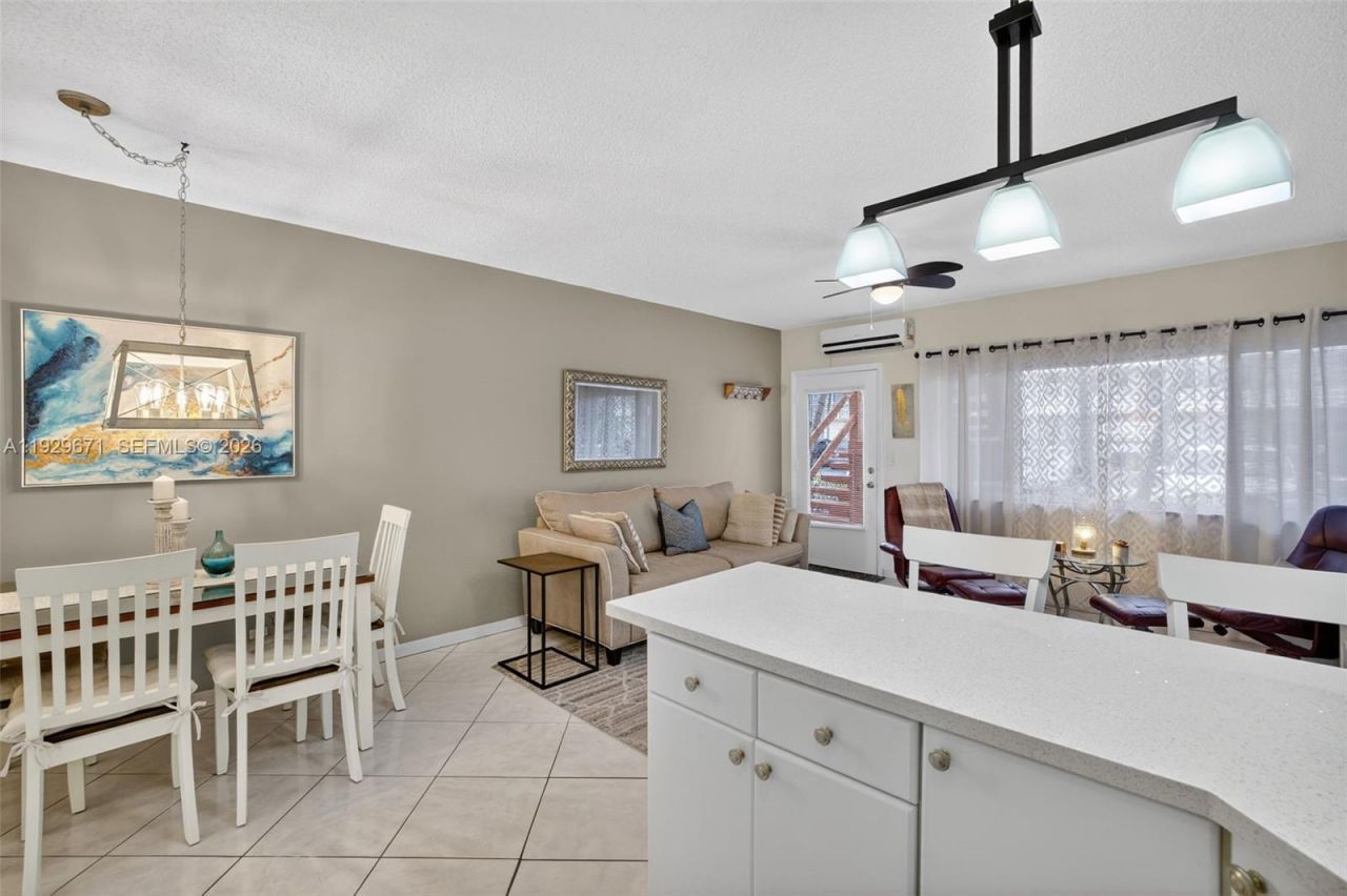 800 SW 10th Ter, Unit 4T, Hallandale Beach, FL 33009 Photo