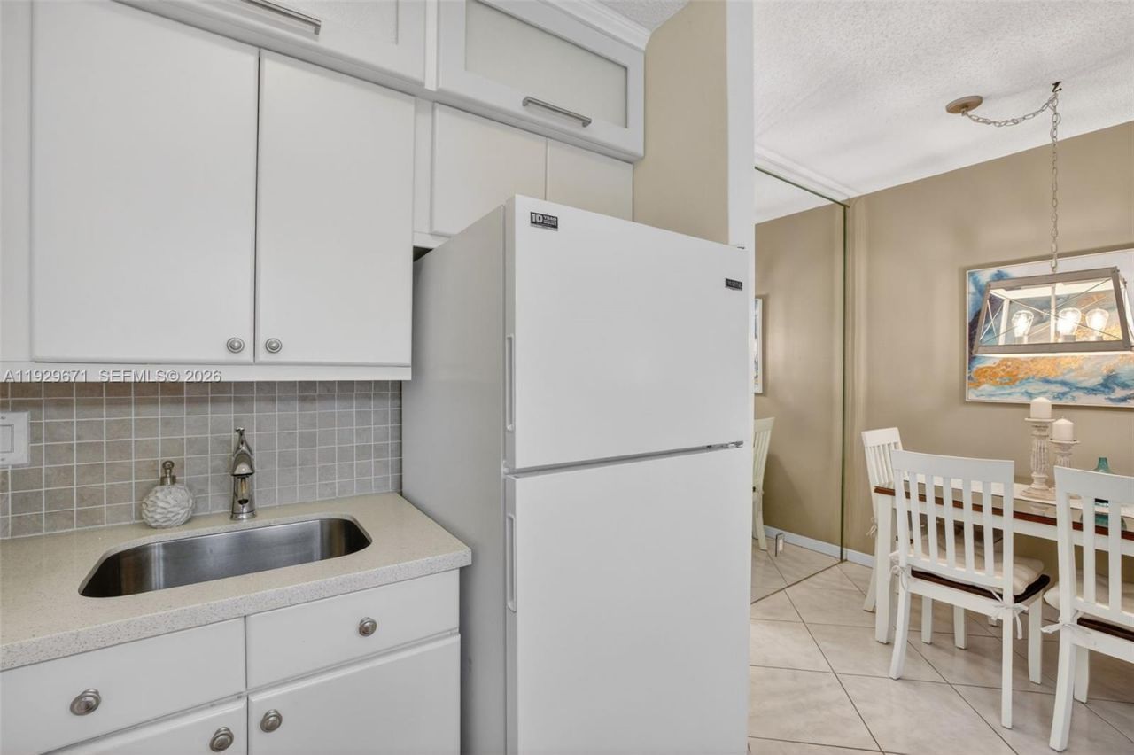 800 SW 10th Ter, Unit 4T, Hallandale Beach, FL 33009 Photo