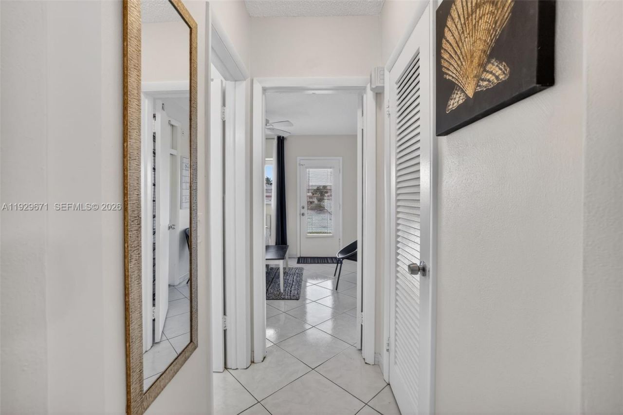 800 SW 10th Ter, Unit 4T, Hallandale Beach, FL 33009 Photo